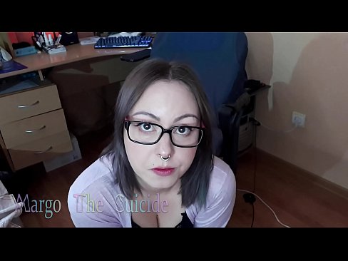 ❤️ Kynþokkafull stelpa með gleraugu sýgur dildó djúpt á myndavélinni Slúður á is.mailkassa.ru ❌️
